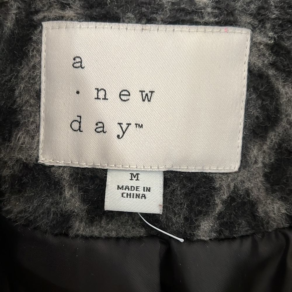 Grey leopard coat. - Picture 2 of 4